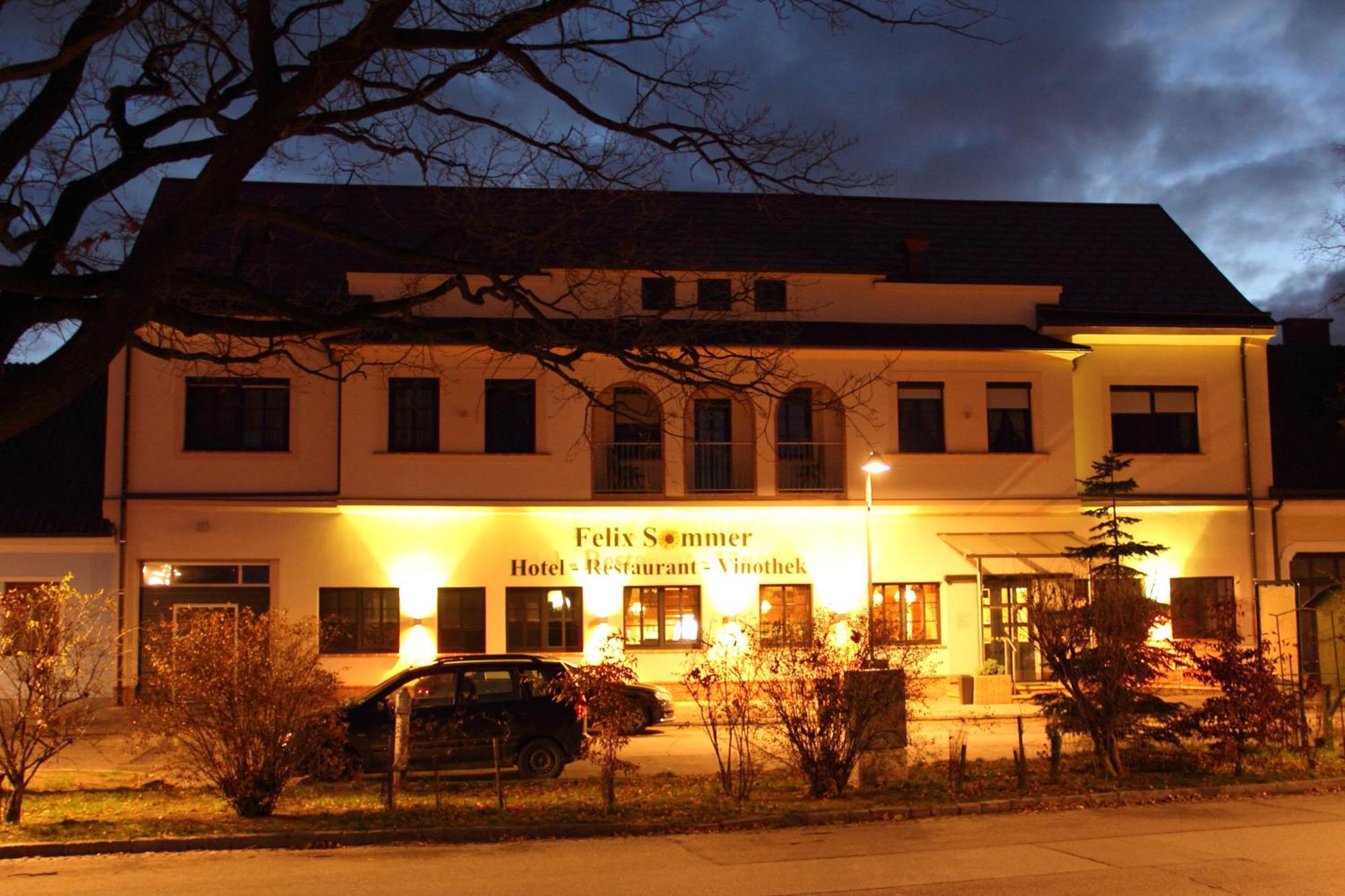 Hotel-Restaurant-Vinothek Felix Sommer Auersthal ภายนอก รูปภาพ