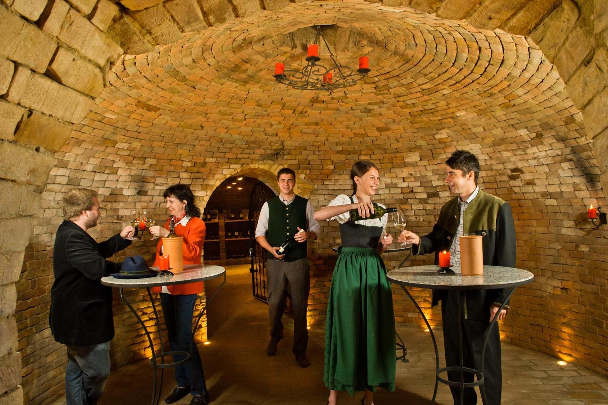 Hotel-Restaurant-Vinothek Felix Sommer Auersthal ภายนอก รูปภาพ