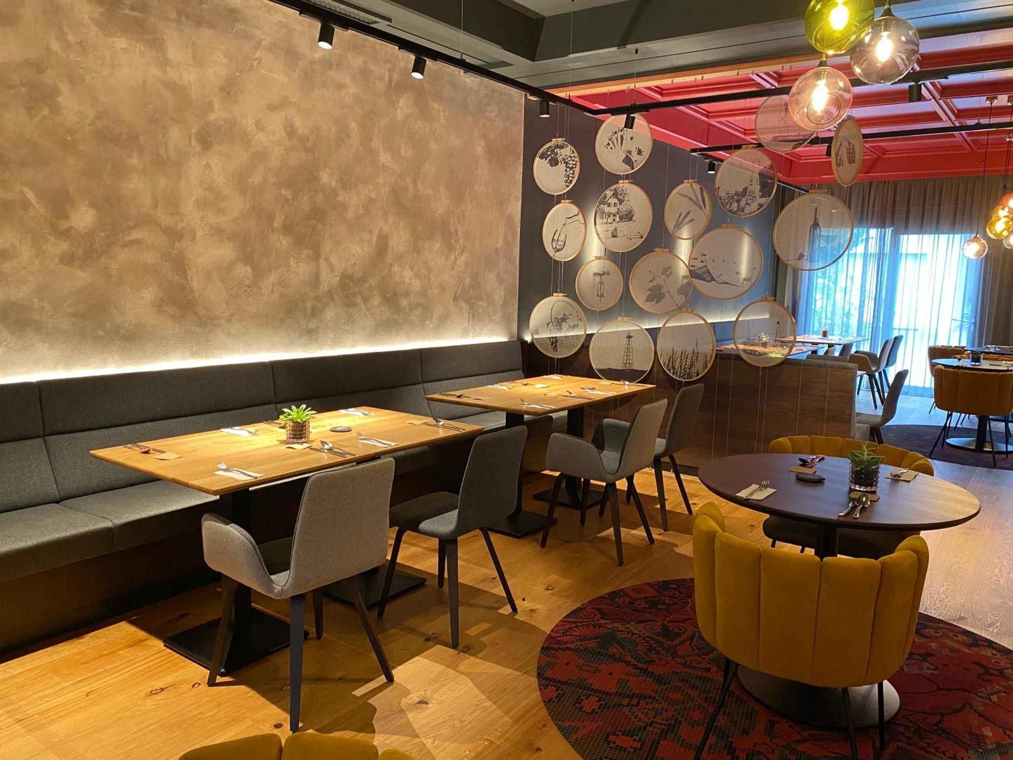 Hotel-Restaurant-Vinothek Felix Sommer Auersthal ภายนอก รูปภาพ