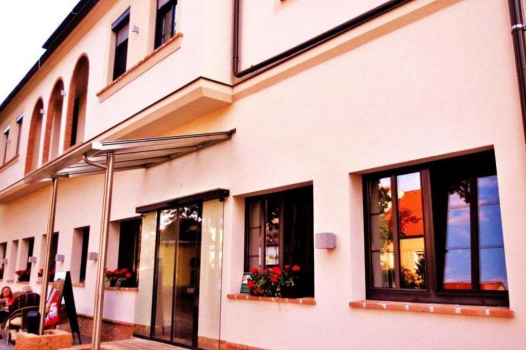 Hotel-Restaurant-Vinothek Felix Sommer Auersthal ภายนอก รูปภาพ